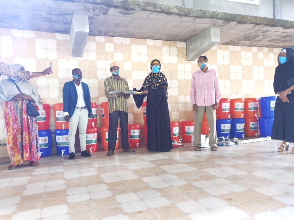 image Des masques et outils agricoles pour trois localités